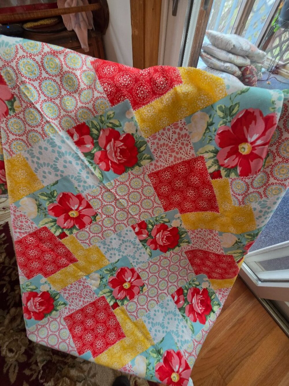 PIONEER WOMAN LOT TABLECLOTH, OVEN MITT, MEASURING CUP AND PIE SCOOP